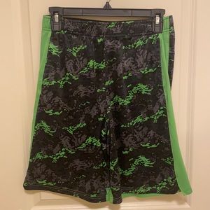 ❤️ 3/$20 Russell camo shorts size XL (14-16)